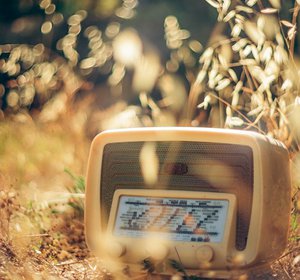 www.GetBg.net_Creative_Wallpaper_____Old_radio_086833_.jpg